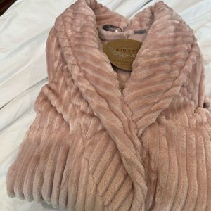 Amari plush pink robe.